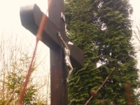 Krzyż w parku Sanktuarium św. Urszuli w Pniewach