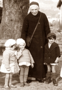 M. Urszula z dziećmi w Ucel/ Francja, 1936