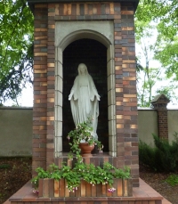 Figura Matki Bożej w Pniewach