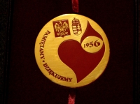 Medal, który otrzymały siostry