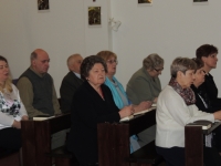 Uczestnicy podczas modlitwy w kaplicy