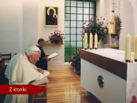 Jan Paweł II w kaplicy Szarego Domu, 11.06.1999