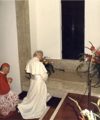 Pope John Paul II praying at the relics of Mother Ursula
