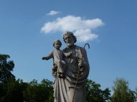 Figura św. Józefa w pniewskim ogrodzie