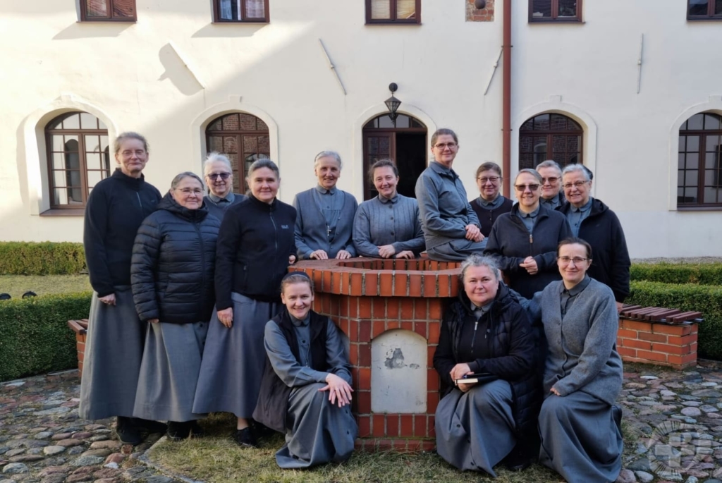 Duchowość i nowoczesność: Spotkanie sióstr przełożonych w Sieradzu